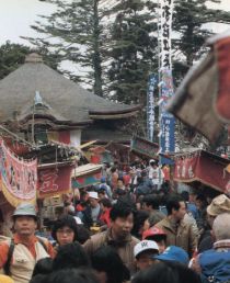 Many people join the crowd at the spring festival of Gokurakuji Temple (Photograph taken circa 1994)