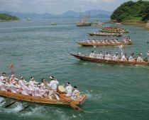The Kaidenma Race reminds spectators of suigun (naval forces) (Photograph taken circa 1994)