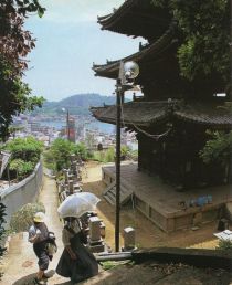 An alley leading up to Senkoji Temple. On the right, the three-story pagoda of Tenneiji Temple (Photograph taken circa 1994)