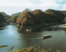 This type of ravine is peculiar to karst plateaus (Photograph taken circa 1994)