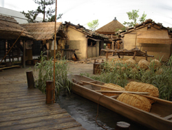 広島県立歴史博物館展示室に復元された「草戸千軒」の町並み