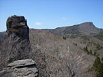 早春のクルソン岩と冠山山頂