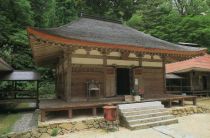 The formerly thatched roof of Chiknrinji Temple is now covered with kowadabuki (the bark of sawara trees) (Photograph taken circa 1994 )